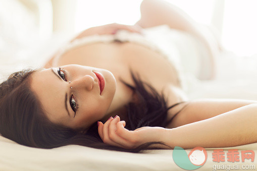 白色,明亮,人,床,生活方式_473998098_Attractive Woman Lying In Bed_创意图片_Getty Images China