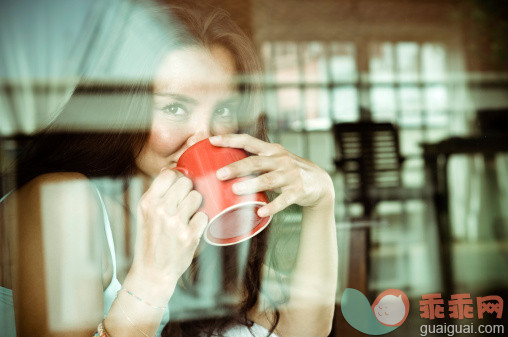 人,室内,20到24岁,杯,白人_157636946_Thoughtful woman sips her coffee._创意图片_Getty Images China