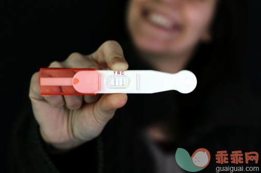 人,室内,中间部分,30岁到34岁,快乐_168148149_Happy woman holding pregnancy test_创意图片_Getty Images China