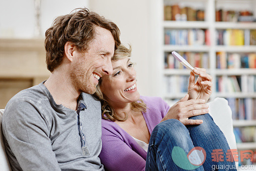 人,休闲装,住宅内部,沙发,生活方式_535652339_Germany, Hesse, Frankfurt, couple at home doing pregnancy test_创意图片_Getty Images China