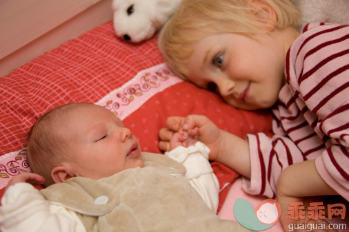 人,生活方式,室内,快乐,微笑_88190237_Girl looking at newborn sibling_创意图片_Getty Images China