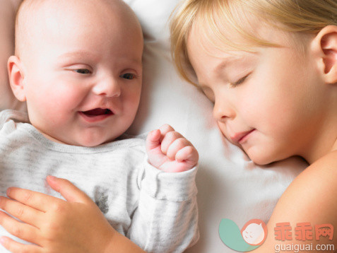 人,生活方式,室内,人生大事,兄弟姐妹_89976020_Girl with her baby brother, in bed_创意图片_Getty Images China