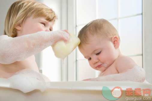 人,家居设施,浴盆,生活方式,室内_87877288_Two baby sisters in the bath._创意图片_Getty Images China