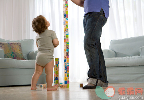 人,玩具,室内,腰部以下,快乐_83779588_Baby watching father_创意图片_Getty Images China