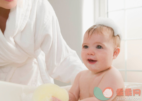 人,衣服,家居设施,浴盆,浴衣_87877090_A baby in the bath._创意图片_Getty Images China