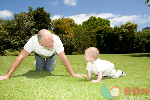 人,衣服,户外,爬,庭院_88202099_Mature man with baby in garden_创意图片_Getty Images China