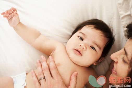 人,家具,半装,床,尿布_86475415_Mother and baby daughter_创意图片_Getty Images China