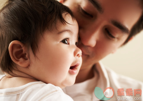 人,室内,黑发,微笑,看_86475413_Father holding baby_创意图片_Getty Images China