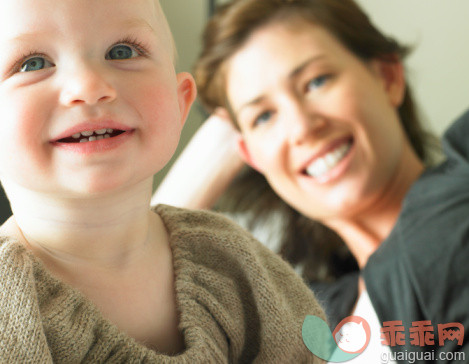 人,室内,坐,微笑,看_82172833_Portrait of baby girl with mother_创意图片_Getty Images China