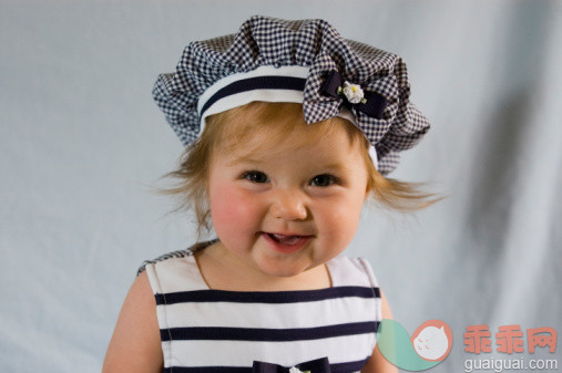 概念,图像,摄影,构图,所有人物_75224781_Smiling baby girl in a cute outfit._创意图片_Getty Images China