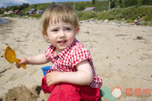 人,玩具,度假,户外,快乐_89203625_toddler playing with the sand on the beach_创意图片_Getty Images China