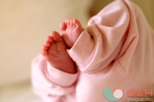 人,婴儿服装,室内,腰部以下,腿_98028392_Toes or feet of a baby girl_创意图片_Getty Images China