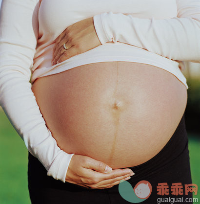 摄影,衣服,半装,手,躯干_200152393-001_Pregnant woman holding  belly, close-up_创意图片_Getty Images China