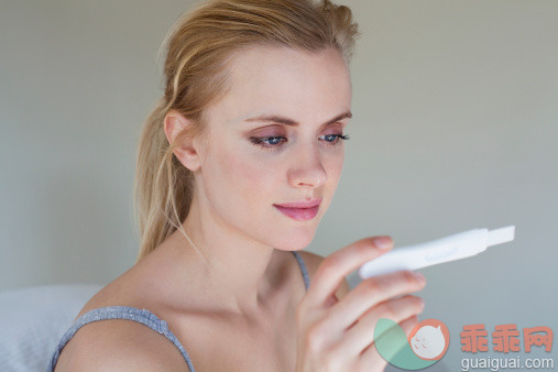 人,人生大事,室内,20到24岁,金色头发_159628241_Young woman looking at pregnancy test_创意图片_Getty Images China