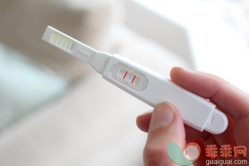 人,人生大事,室内,35岁到39岁,手指_154285380_Woman holding a pregnancy test device_创意图片_Getty Images China