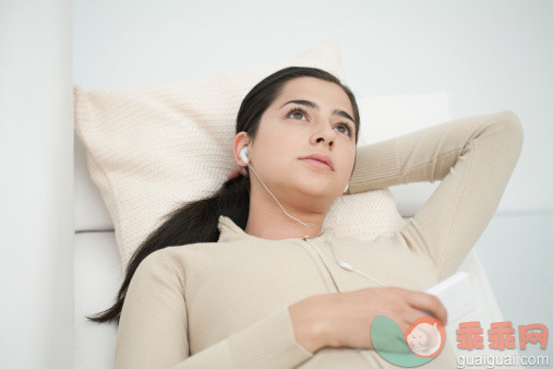 人,休闲装,沙发,室内,枕头_158932595_Young woman lying on sofa, listening to MP3 player_创意图片_Getty Images China