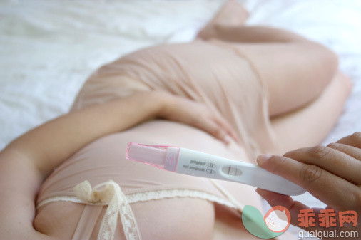 明亮,人,活动,衣服,床_94122710_Woman Holding Positive Pregnancy Test, Toronto, Ontario_创意图片_Getty Images China