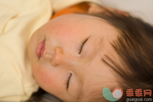 人,室内,快乐,短发,棕色头发_82246073_Japanese girl sleeping_创意图片_Getty Images China