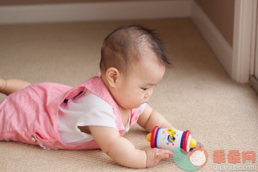 人,衣服,装饰物,室内,地毯_89937771_Chinese baby girl playing with toy_创意图片_Getty Images China