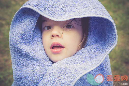 风帽,人,户外,毛巾,人的脸部_525469011_Little girl wrapped in a towel_创意图片_Getty Images China