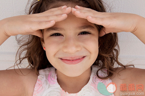 树荫,人,户外,人的眼睛,快乐_557477407_Smiling Hispanic girl shading eyes from the sun_创意图片_Getty Images China