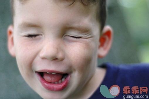 人,户外,人的脸部,人的眼睛,白人_129854009_A little boys closes his eyes and makes a funny face_创意图片_Getty Images China