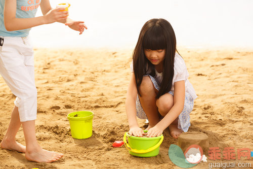 户外,旅行,玩具,海洋,快乐_0fda1ef58_儿童在沙滩上玩耍_创意图片_Getty Images China
