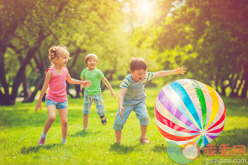 太阳,人,短裤,玩具,环境_478403308_Little girl and boys playing with ball_创意图片_Getty Images China