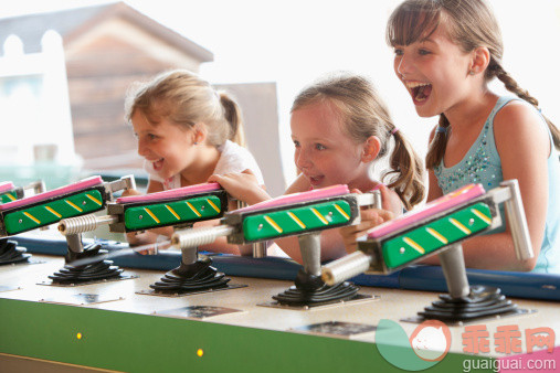 射击,人,玩具,度假,旅游目的地_142019866_Caucasian girls playing at amusement park arcade_创意图片_Getty Images China