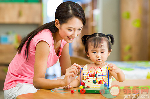 女儿,母亲,进行中,游戏,玩具_e8640aa5e_快乐母女玩玩具_创意图片_Getty Images China