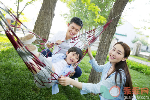 公园,亚洲人,快乐,人,户外_a76018311_一家三口户外游玩_创意图片_Getty Images China