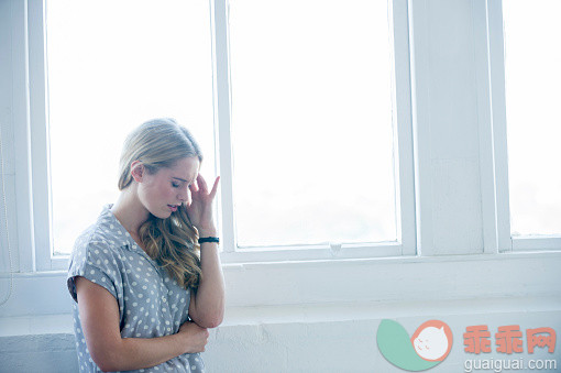 明亮,人,概念,情绪压力,室内_482034306_Woman looking upset or in pain._创意图片_Getty Images China