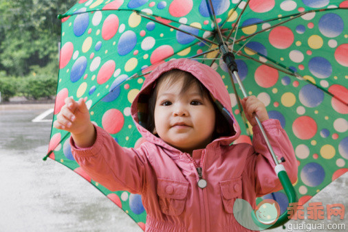 人,户外,站,伸手,雨_85453432_Mixed race girl holding umbrella_创意图片_Getty Images China