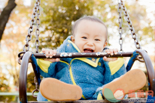 人,衣服,链,户外,坐_83847157_Baby who plays in park of autumn_创意图片_Getty Images China