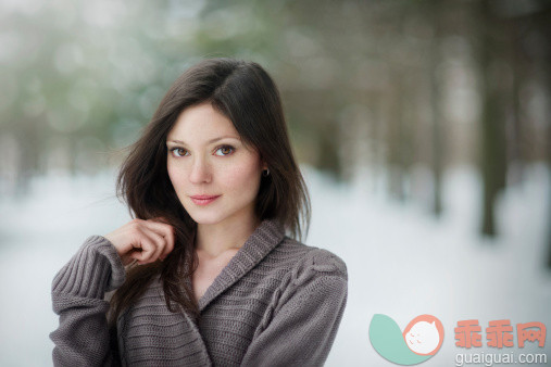 公园,人,寒冷,休闲装,毛衣_162302422_Portrait of young woman in winter_创意图片_Getty Images China