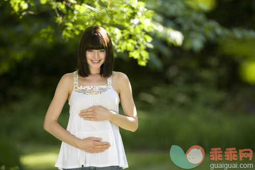 人,拿着,肖像,微笑,快乐_gic15112475_Young pregnant woman with hands on stomach, smiling, portrait_创意图片_Getty Images China