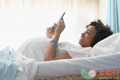 进行中,人,床,沟通,人生大事_532031187_Pregnant African American woman using digital tablet in hospital_创意图片_Getty Images China