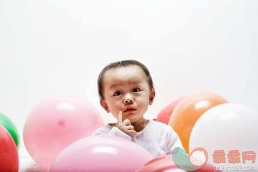 人,气球,生活方式,影棚拍摄,室内_83655161_Baby enclosed by balloon_创意图片_Getty Images China