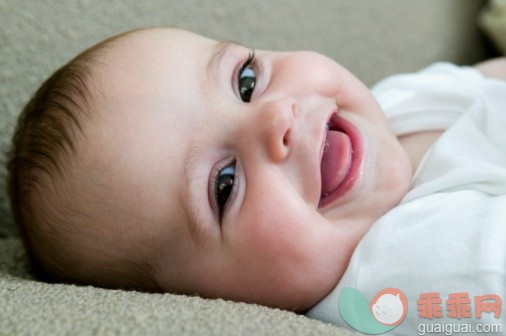 人,2到5个月,室内,快乐,躺_91627305_Headshot of laughing baby girl, looking at camera_创意图片_Getty Images China