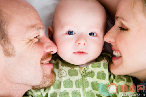 人,生活方式,室内,络腮胡子,快乐_87883999_Baby laying between dad and mom_创意图片_Getty Images China