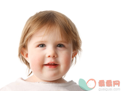 人,影棚拍摄,室内,看,白色_85477097_Portrait of chubby toddler smiling_创意图片_Getty Images China