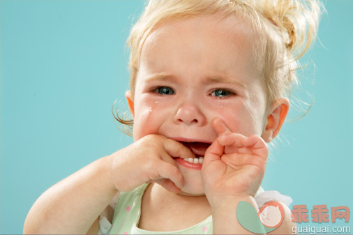 人,衣服,影棚拍摄,室内,不高兴的_88294371_Toddler girl crying with hands in mouth._创意图片_Getty Images China