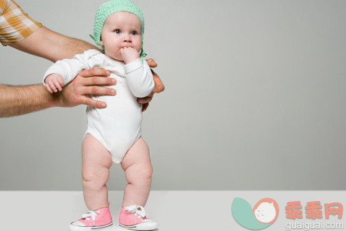 人,连身衣,帽子,影棚拍摄,室内_85213472_Adult holding baby_创意图片_Getty Images China