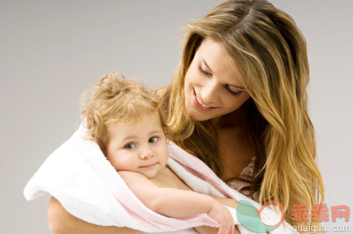 人,室内,毛巾,深情的,长发_82115235_Close-up of a young woman wrapping her son in a towel and smiling_创意图片_Getty Images China