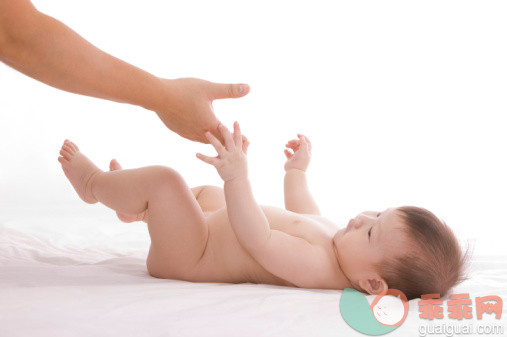 人,影棚拍摄,室内,褐色眼睛,深情的_83729158_Baby boy lying on his back, reaching out to touch his mother's hand_创意图片_Getty Images China