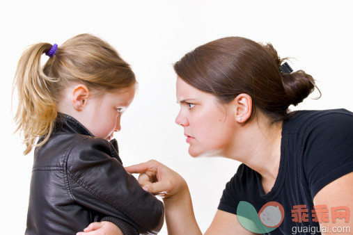 狂怒的,不高兴的,责备,父母,母亲_157682943_Mother scolding her daughter_创意图片_Getty Images China