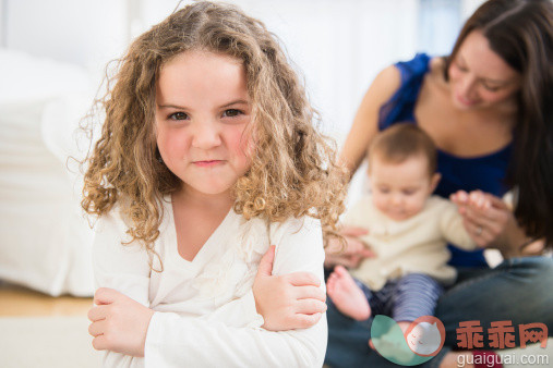 人,休闲装,室内,30岁到34岁,褐色眼睛_481198793_Little girl jealous of new baby_创意图片_Getty Images China