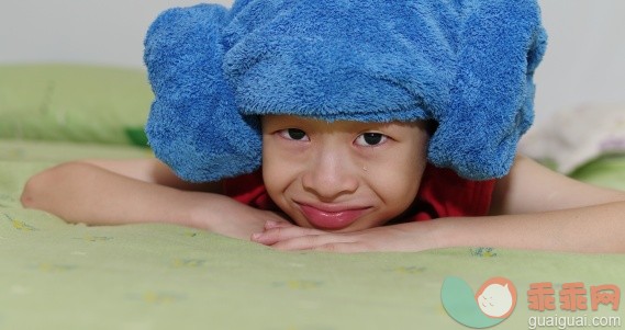 人,休闲装,床,室内,卧室_153904886_Boy with tear_创意图片_Getty Images China