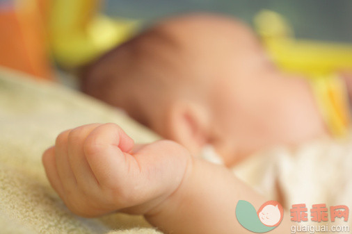 人,室内,床上用品,手,躺_84224920_Baby girl (6-11 months) sleeping, focus on fingers_创意图片_Getty Images China