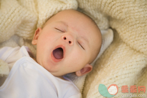 人,婴儿服装,室内,躺,毯子_99047002_10 week old Baby_创意图片_Getty Images China